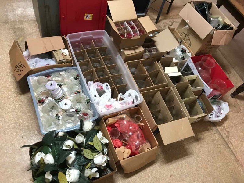 lot 435 image: Table Decorations, Party or Wedding Decorations