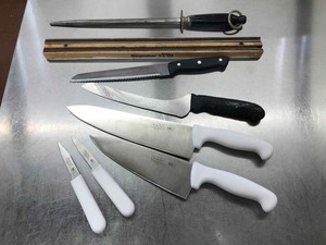 lot 224 image: Assorted Knives and Magnetic Knife Holder