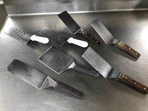 lot 261 image: Spatulas