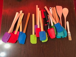 lot 128 image: Spatulas