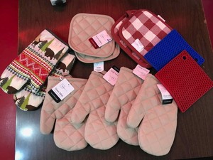 lot 130 image: Oven Mits, Hot Pads