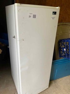 lot 21 image: Apartment Size Refrigerator Absocold Corporation, Model ARD951MW10RL