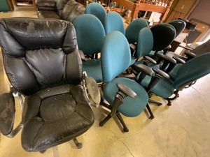 lot 70 image: Asst. Task ChairsDeer Blind Chairs (13)