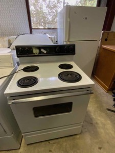 lot 79 image: Refrigerator & Stove