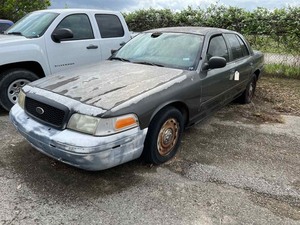 lot 10 image: 2005 Ford Crown Victoria (2FAFP71W45X165534)