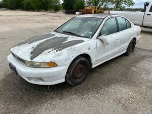 lot 13 image: 2000 MITSUBISHI GALANT (4A3AA46G2YE047670) Abandoned on county property.