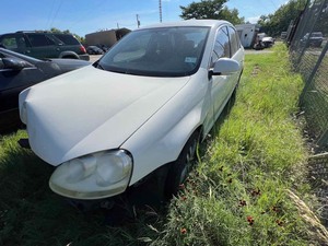 lot 16 image: Storage Lien Wreck 2006 Volkswagon Jetta, white, No Kkeys (VIN 3VWRF71K86M679324)