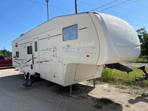 lot 24 image: 2005 Wildcat 31 foot Travel Trailer 5th Wheel,  (VIN 4X4FWCG285V010491)