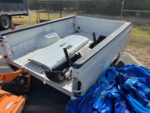 lot 16 image: Truck Bed Ford F250 Super Duty, bumper, tailgate
