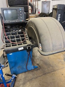 lot 64 image: Hunter Wheel Balancer Model GSP9702DDR-G