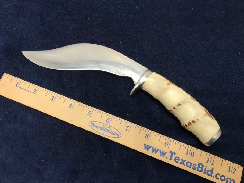 lot 202 image: Knife  Unmarked Gurka Style, Axis Horn