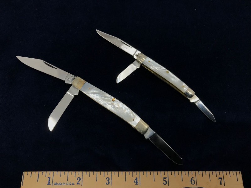 lot 301 image: (2) Knives  Queen Cutlery, Mother of Pearl