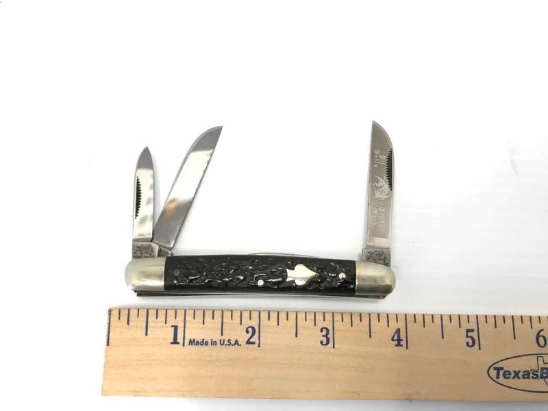 lot 344 image: Bulldog Knife  Pit Bulls