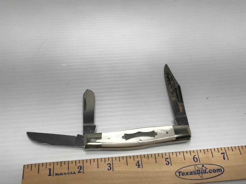 lot 433 image: Fightn Rooster Knife (Mother of Pearl)  1995 071