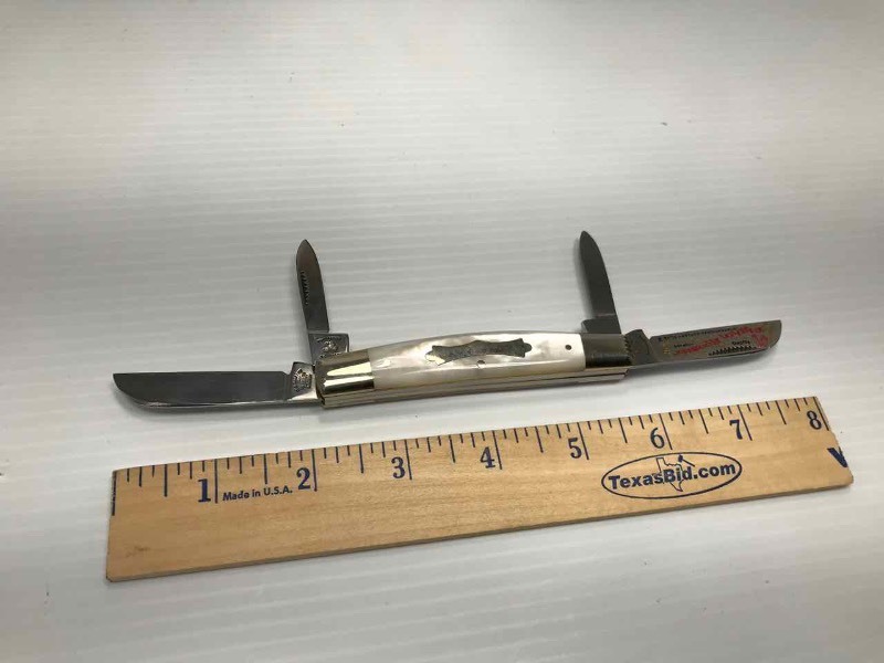 lot 435 image: Fightn Rooster Knife (Mother of Pearl)  1996 043
