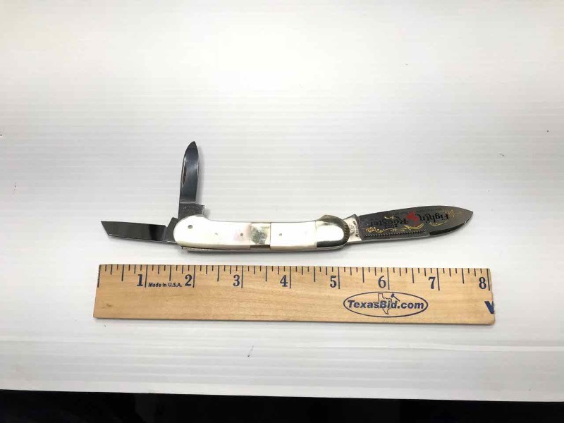 lot 438 image: Fightn Rooster Knife (Mother of Pearl)  2001 021