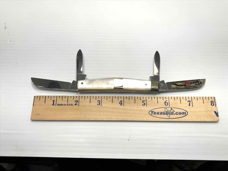 lot 439 image: Fightn Rooster Knife (Mother of Pearl)  2001 047