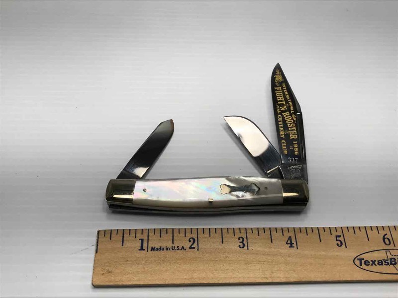 lot 445 image: Fightn Rooster Knife (Mother of Pearl)  1986 337