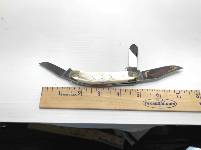 lot 450 image: Fightn Rooster Knife (Mother of Pearl)  1988 127