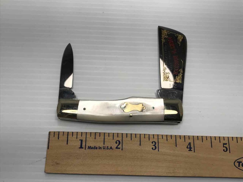 lot 451 image: Fightn Rooster Knife (Mother of Pearl)  1989 I 142