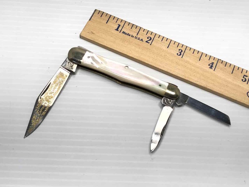lot 463 image: Fightn Rooster Knife  The Captains Rooster (Mother of Pearl)