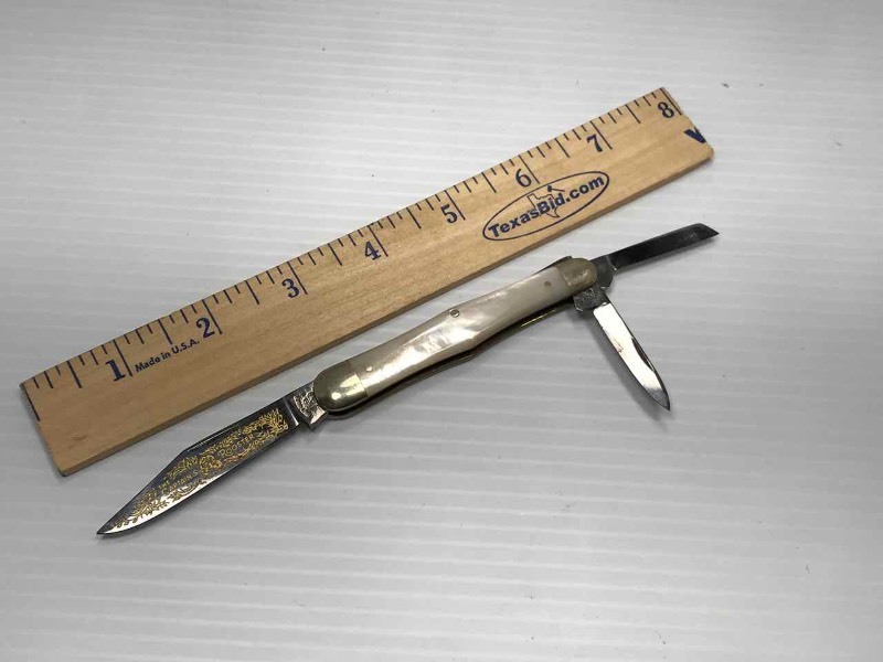 lot 464 image: Fightn Rooster Knife  The Captains Rooster (Mother of Pearl)