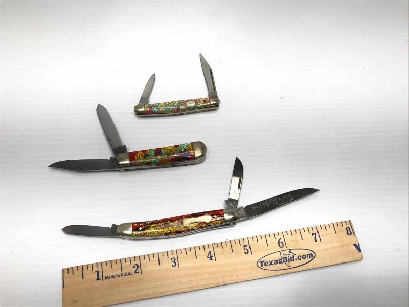 lot 476 image: (3) Fightn Rooster Knifes  ColorfulSparkley Handles