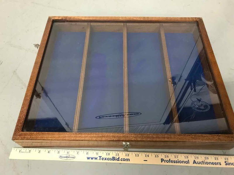 lot 649 image: Display Case