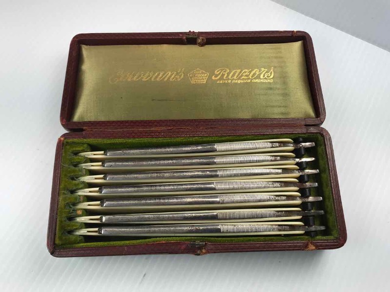 lot 700 image: Straight Razor  7 Days, B & S Cowvan in Leather Box