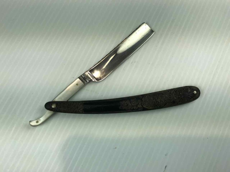 Straight Razor W.R. Case & Sons, Bradford PA, with Mother of Pearl Callahan Estate Knives