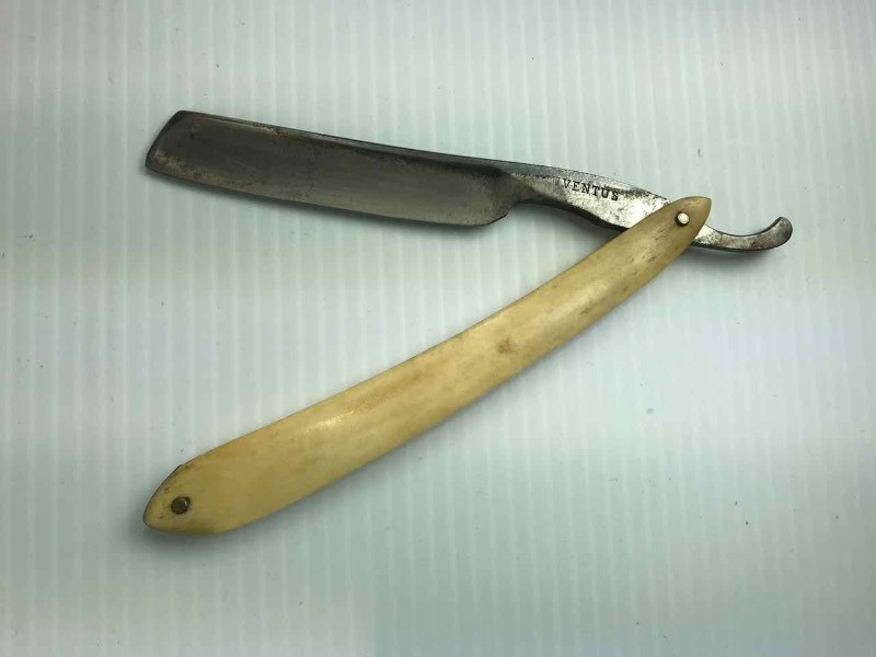 lot 725 image: Straight Razor  Juventus