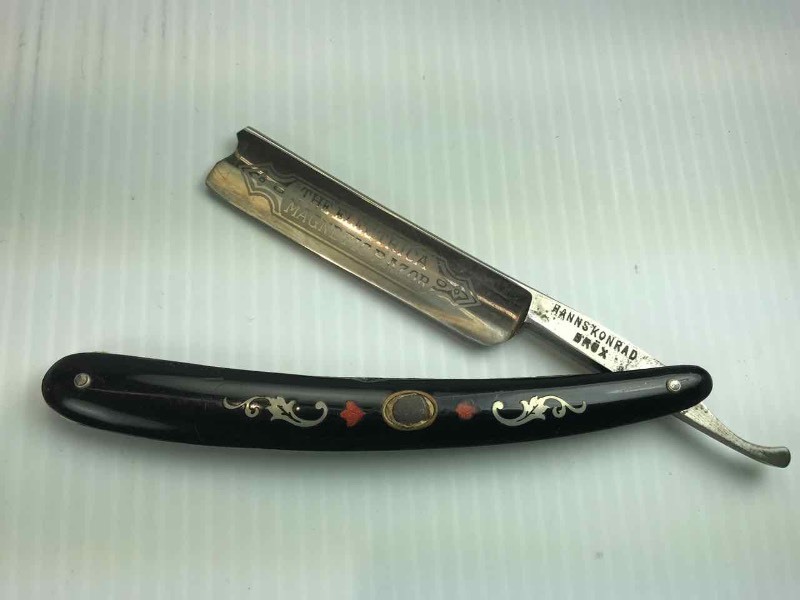 lot 732 image: Straight Razor  Hanns Konrad Brux Electrica Magnetic