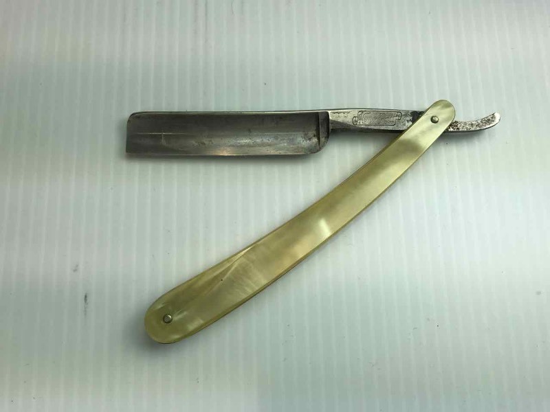 lot 743 image: Straight Razor  W.R. Case & Sons, Bradford PA, Honor Roll