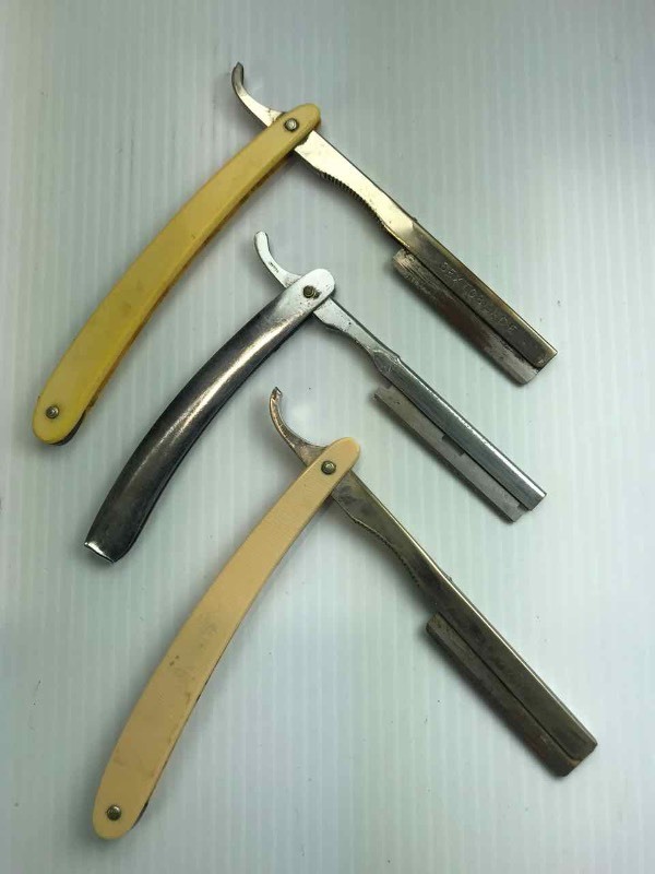 lot 779 image: (3) Straight Razors  Sextos, Sparuette