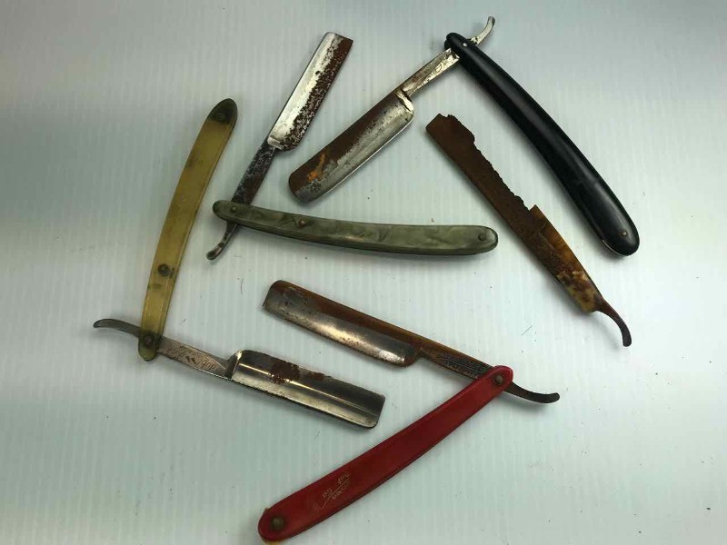 lot 781 image: (5) Straight Razors (Rusted)
