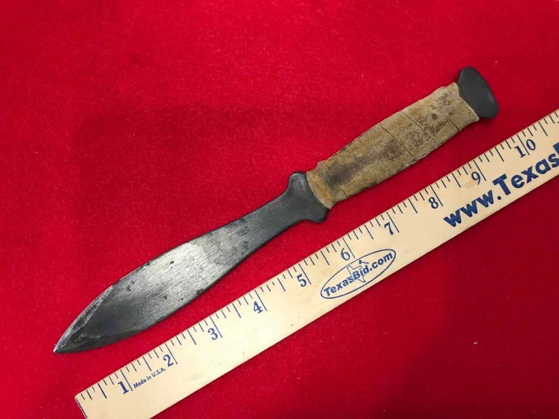 lot 512 image: Knife  Throwing (rusty)