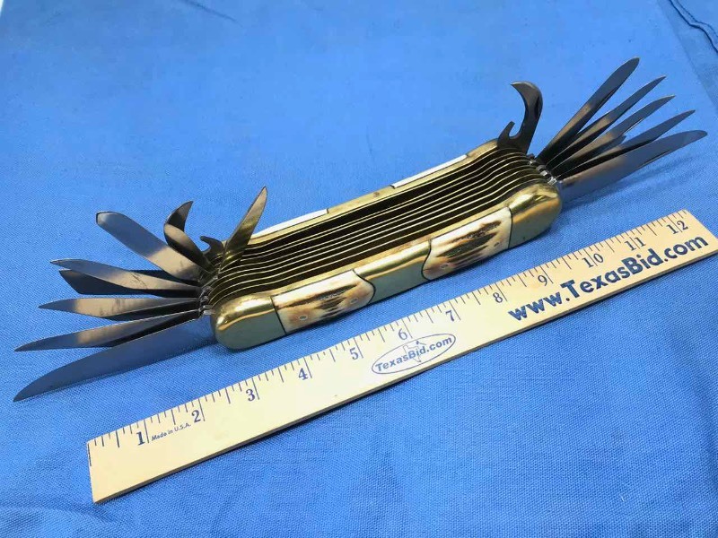 lot 526 image: Display KnifeMulti-Tool  18 Blades