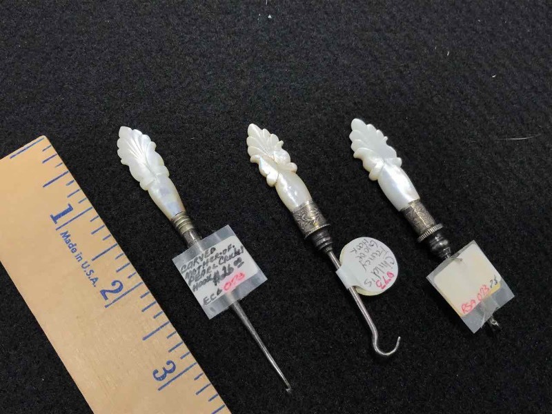 lot 553 image: (3) Tools Antique, Mother Of Pearl  (2) Fancy Glove Hooks & (1) Carved Crochet Hook