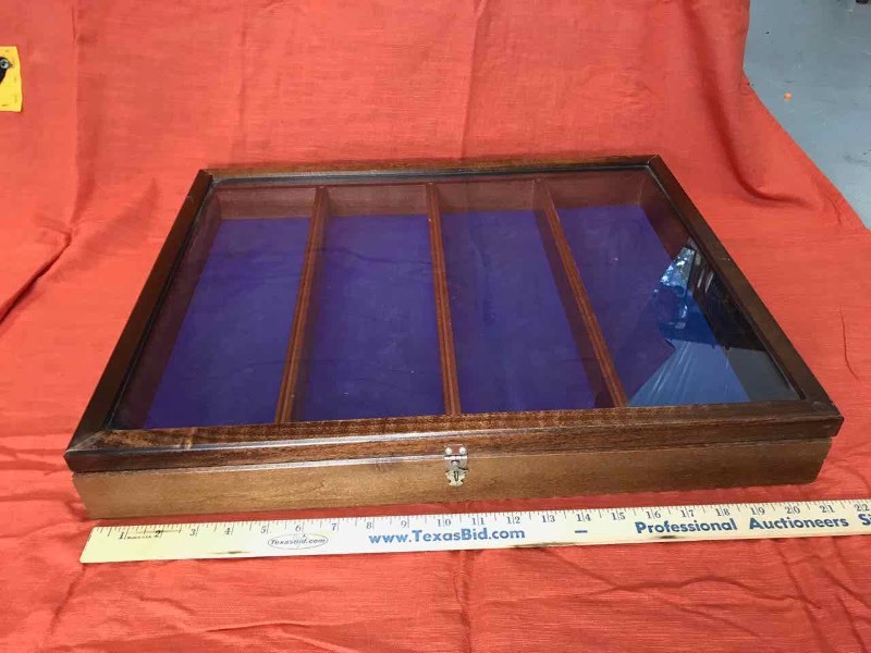 lot 650 image: Display Case
