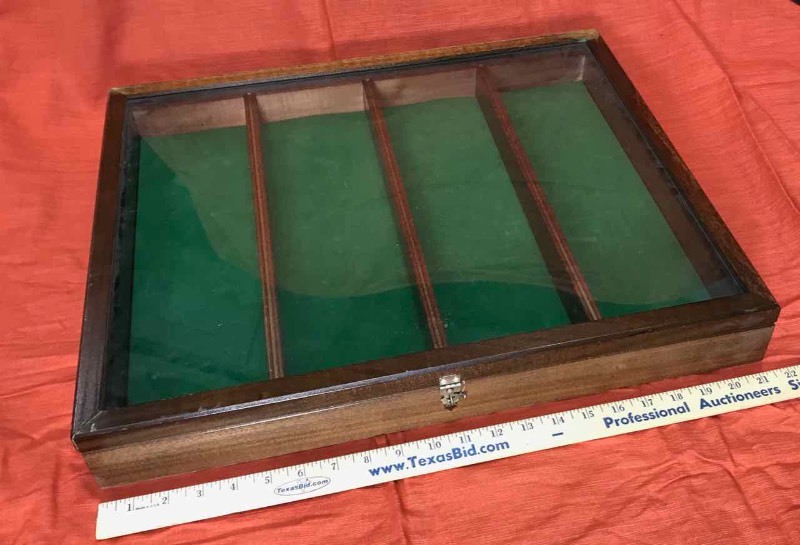 lot 651 image: Display Case