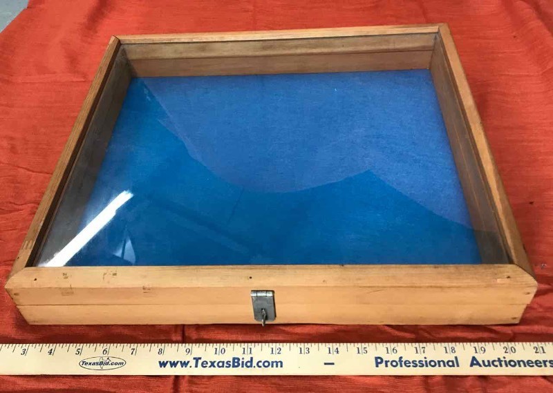 lot 652 image: Display Case