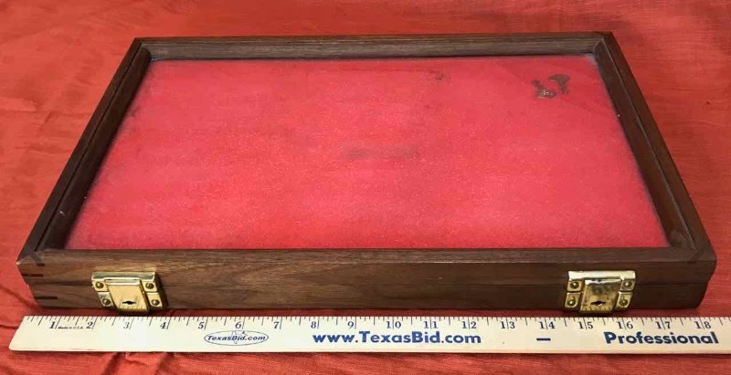 lot 656 image: Display Case