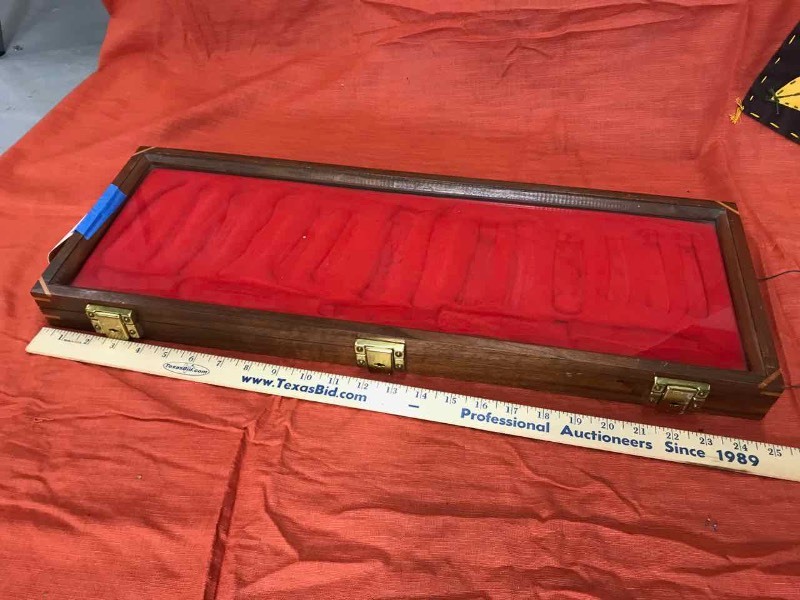 lot 660 image: Display Case