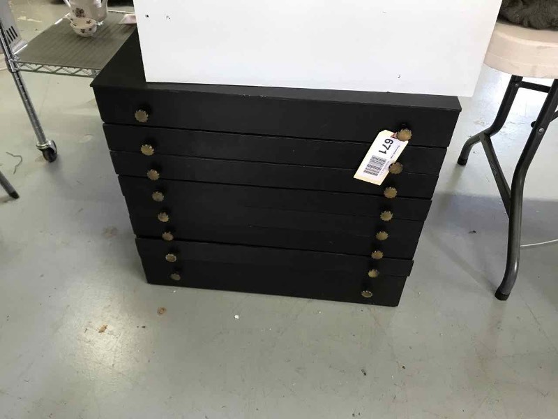 lot 671 image: Knife Cabinet