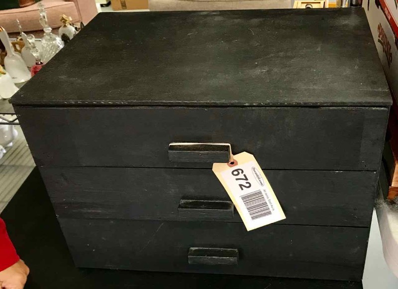 lot 672 image: Knife Cabinet