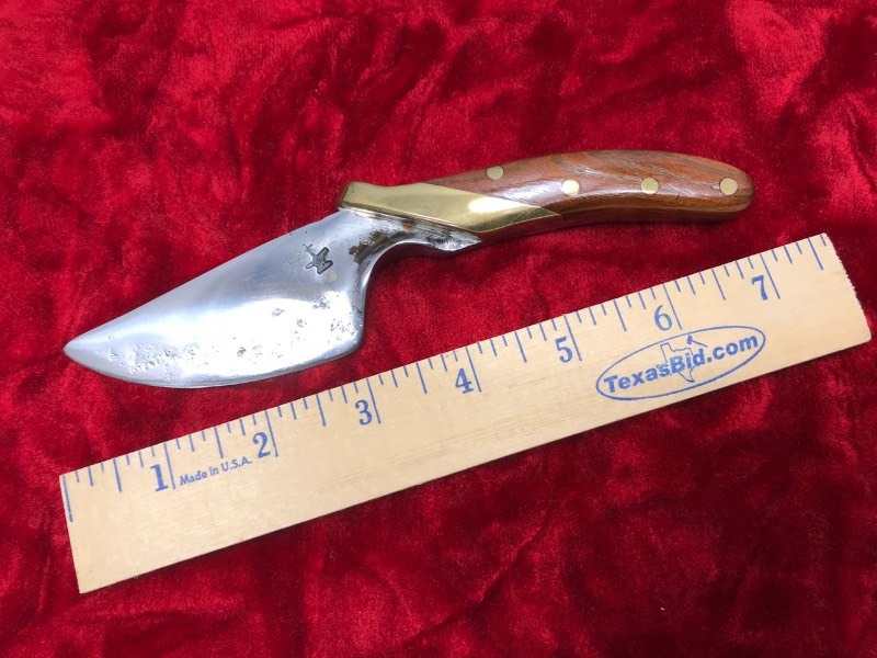 lot 129 image: Custom Knife  Unknown Maker,  Has Anvil mark on blade, Fingr swell skinner,  apprx. 7 in. overall