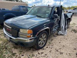 lot 3 image: Storage Lien Wreck 2006 GMC Sierra Pickup, blue (2GTEC13T061178545)