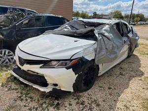 lot 5 image: Storage Lien Wreck 2018 Toyota Camry, white (4T1B31HK6JU003325)