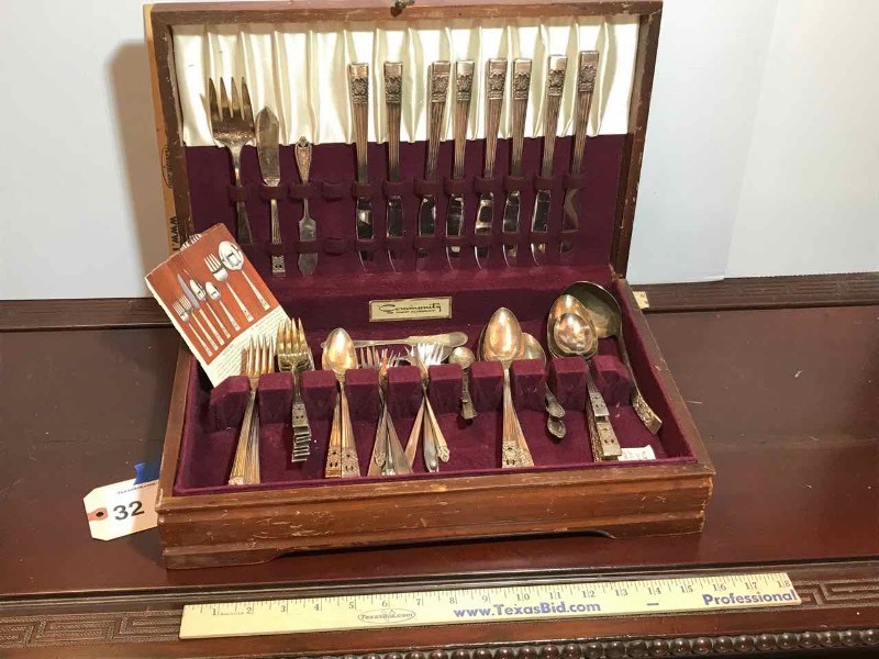 lot 32 image: Community Silver Plate Flatware Set with Presentation Box (Coronation)