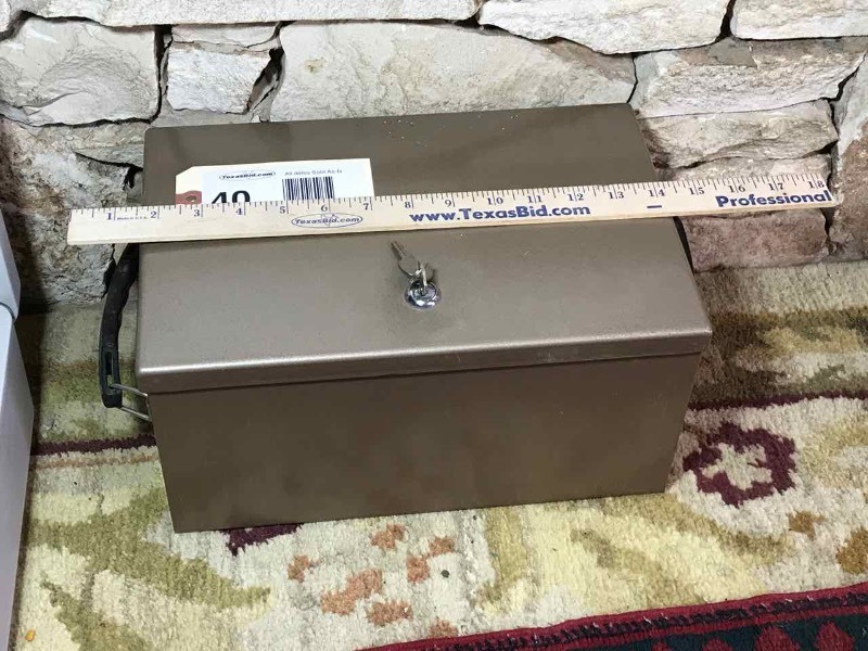 lot 40 image: Lock Box with Key